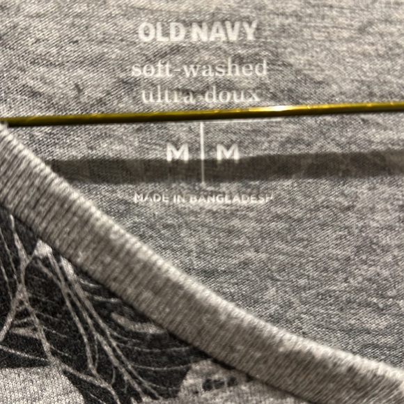 Old Navy Leaf V-Neck - Picture 3 of 3